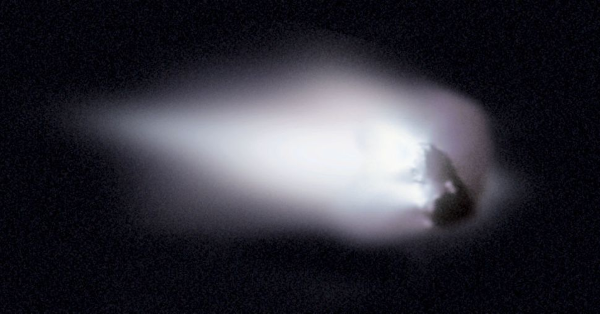 Figura 3 - Núcleo do cometa Halley. Fotografia do núcleo obtida pelo instrumento Halley Multicolour Camera (HMC) a bordo da sonda espacial Giotto, a 600 km do cometa, no dia 13 de março de 1986 [© ESA].