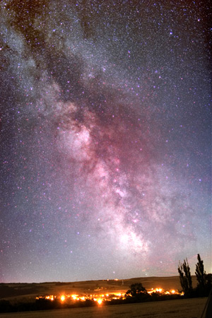 Figura 1 - Imagem nocturna do céu, onde é possível identificar a orientação da Via Láctea.