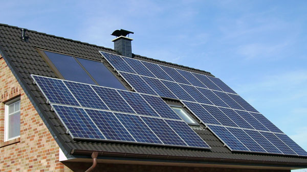 Figura 15 – Painéis fotovoltaicos [Imagem: ecorehabreviews.com].